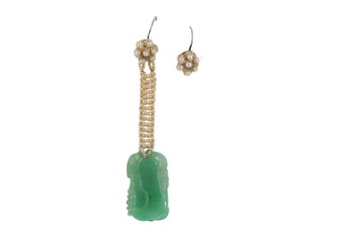 Lot 181 - An Art Deco jade and pearl earring and one earring surmount