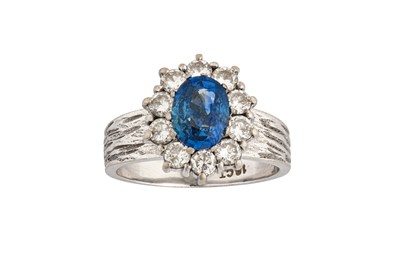 Lot 151 - A sapphire and diamond cluster ring