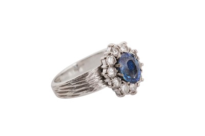 Lot 151 - A sapphire and diamond cluster ring
