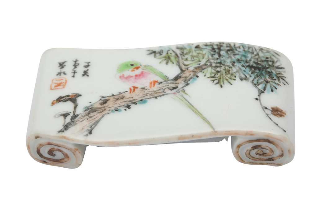 Lot 218 - A CHINESE FAMILLE ROSE 'PARROT' BRUSH REST.