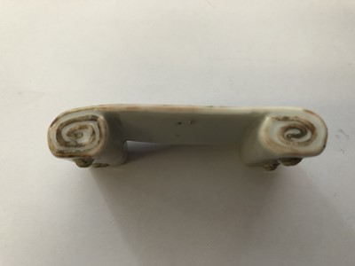 Lot 218 - A CHINESE FAMILLE ROSE 'PARROT' BRUSH REST.