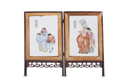 Lot 214 - A CHINESE FAMILLE ROSE MINIATURE TABLE SCREEN.
