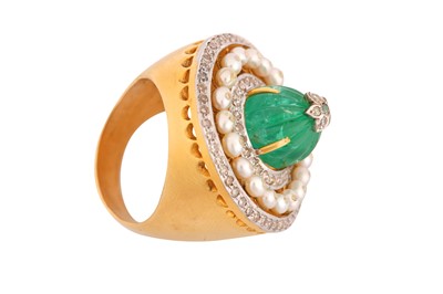 Lot 66 - An emerald and diamond dress ring