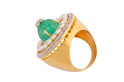 Lot 66 - An emerald and diamond dress ring