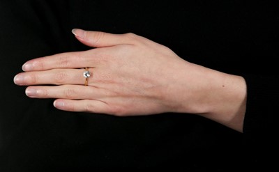 Lot 1242 - A diamond single-stone ring