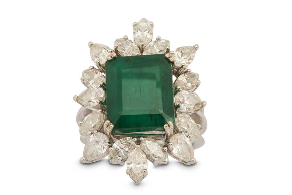 Lot 1223 - An emerald and diamond cluster ring