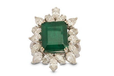 Lot 152 - An emerald and diamond cluster ring