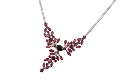 Lot 116 - A garnet and diamond necklace