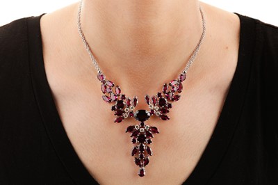 Lot 116 - A garnet and diamond necklace