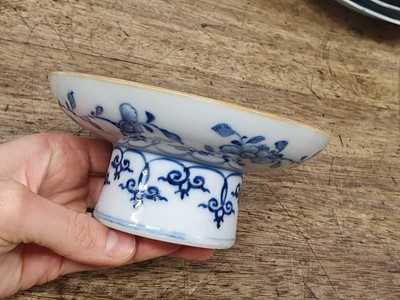 Lot 467 - A PAIR OF CHINESE BLUE AND WHITE CUP STANDS.