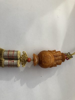 Lot 423 - A CHINESE AMBER 'VASE' PENDANT.