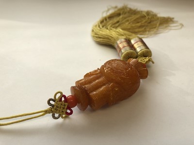 Lot 99 - A CHINESE AMBER 'VASE' PENDANT.