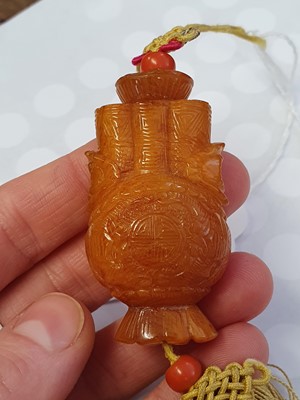 Lot 423 - A CHINESE AMBER 'VASE' PENDANT.