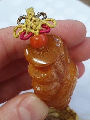 Lot 99 - A CHINESE AMBER 'VASE' PENDANT.