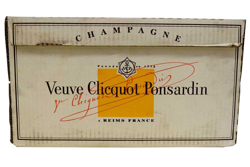 Lot 30 - Veuve Clicquot Ponsardin 1998