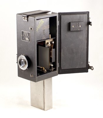 Lot 40 - A Rare 1930s Mandel PDQ Model H Street or Beach Photographer's Camera