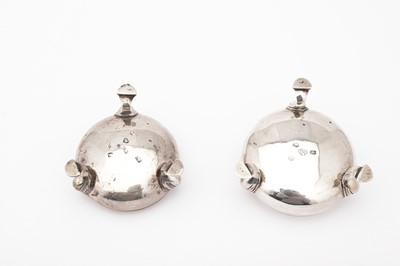 Lot 11 - Mixed group – A George II sterling silver salt, London 1743 by David Hennell