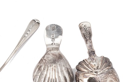 Lot 43 - A mixed group – including a Victorian caddy spoon, Birmingham 1850 by James Collins