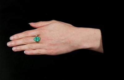 Lot 1238 - An emerald and diamond ring