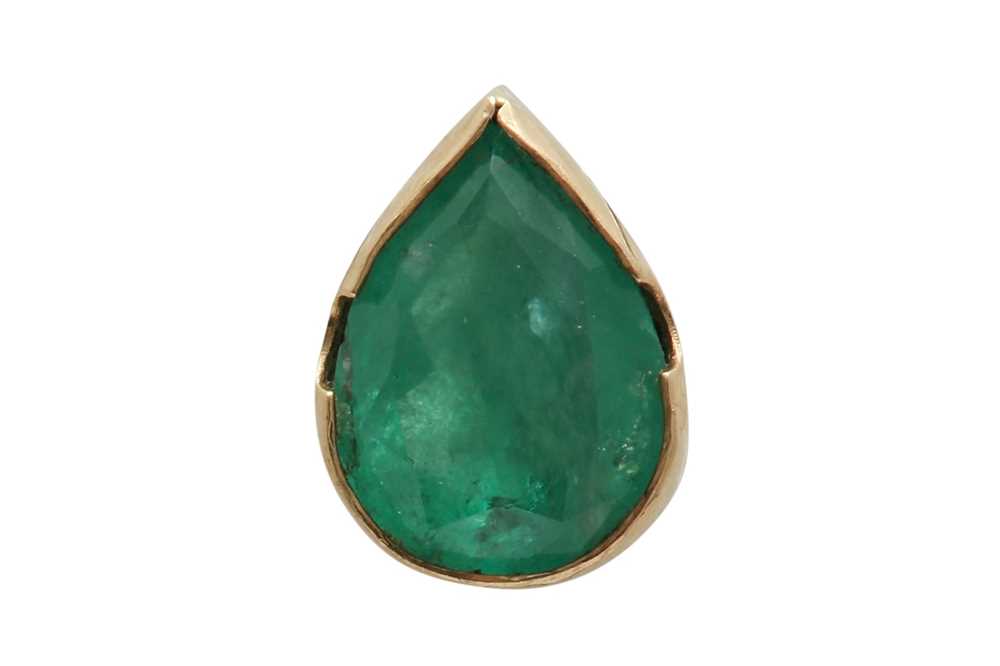 Lot 1245 - An emerald pendant