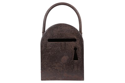 Lot 382 - A LARGE EARLY 20TH CENTURY CAST IRON NOVELTY LETTER BOX IN THE FORM OF A PADLOCK