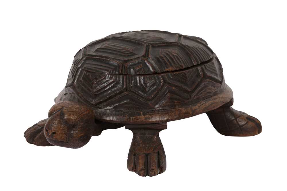 Lot 380 - A NOVELTY TORTOISE CARVED WOODEN BOX