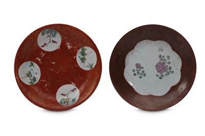 Lot 582 - TWO FAMILLE ROSE DISHES.
