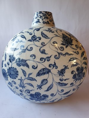 Lot 662 - A LARGE CHINESE BLUE AND WHITE 'MORNING GLORY' MOON FLASK.
