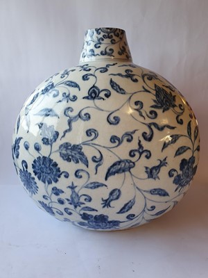 Lot 662 - A LARGE CHINESE BLUE AND WHITE 'MORNING GLORY' MOON FLASK.
