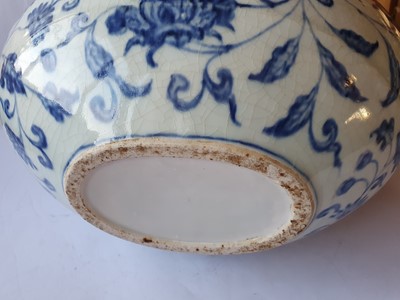 Lot 662 - A LARGE CHINESE BLUE AND WHITE 'MORNING GLORY' MOON FLASK.