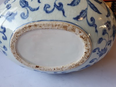 Lot 662 - A LARGE CHINESE BLUE AND WHITE 'MORNING GLORY' MOON FLASK.
