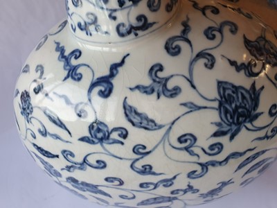 Lot 662 - A LARGE CHINESE BLUE AND WHITE 'MORNING GLORY' MOON FLASK.