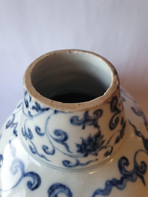 Lot 662 - A LARGE CHINESE BLUE AND WHITE 'MORNING GLORY' MOON FLASK.