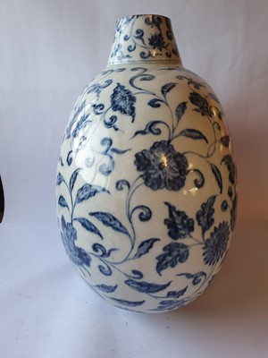 Lot 662 - A LARGE CHINESE BLUE AND WHITE 'MORNING GLORY' MOON FLASK.