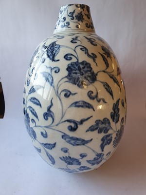 Lot 662 - A LARGE CHINESE BLUE AND WHITE 'MORNING GLORY' MOON FLASK.