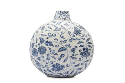 Lot 662 - A LARGE CHINESE BLUE AND WHITE 'MORNING GLORY' MOON FLASK.