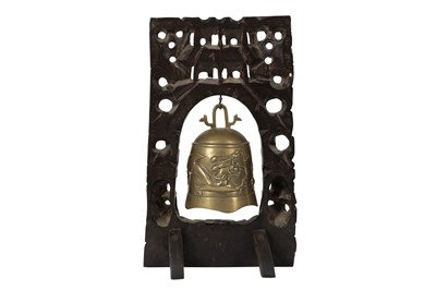 Lot 117 - A 20TH CENTURY BURMESE BRASS BELL AND CARVED HARDWOOD STAND