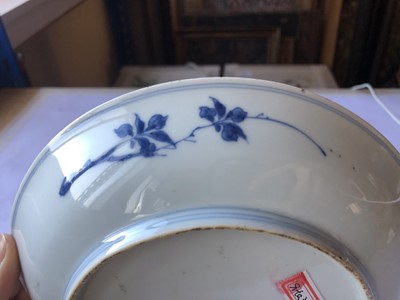 Lot 423 - A CHINESE BLUE AND WHITE 'IMMORTALS' DISH.