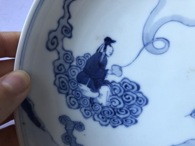 Lot 423 - A CHINESE BLUE AND WHITE 'IMMORTALS' DISH.