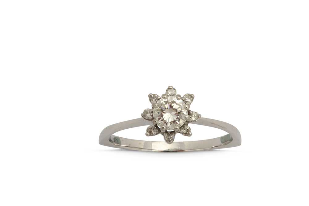 Lot 1233 - A diamond cluster ring