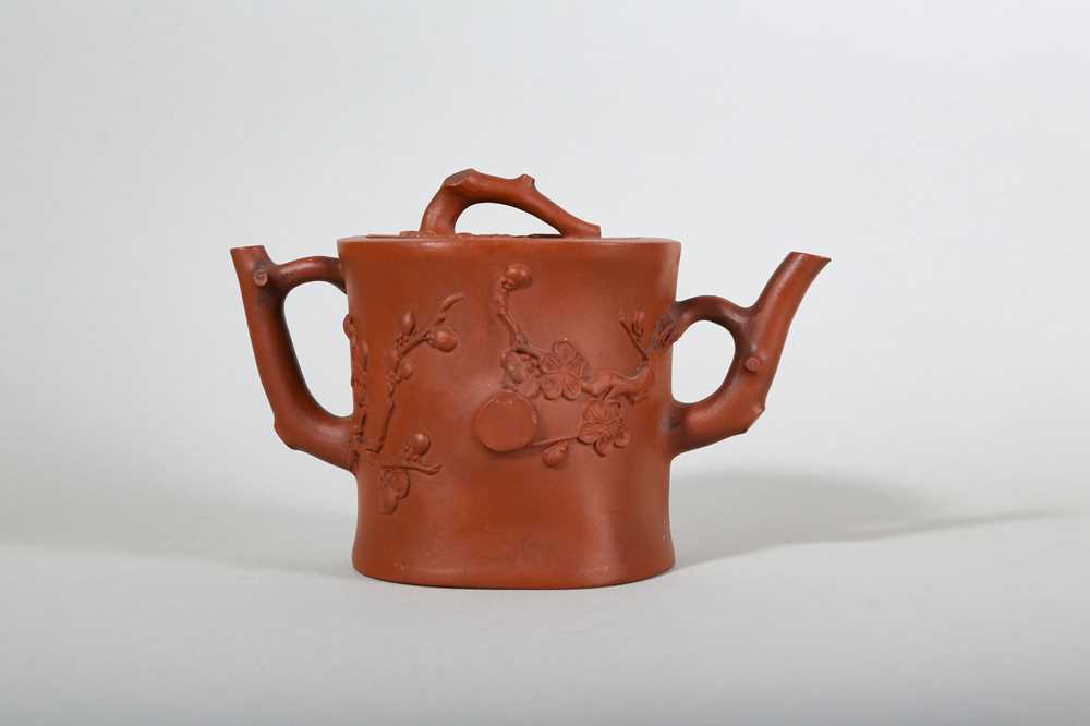Lot 109 - A CHINESE DOUBLE-SPOUTED YIXING ZISHA TEAPOT AND COVER.