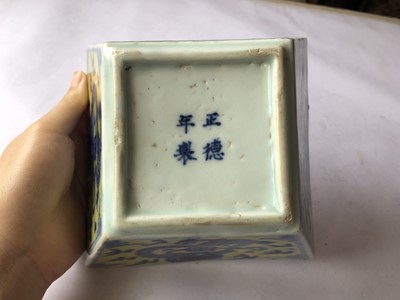 Lot 429 - A CHINESE BLUE AND WHITE SQUARE-SECTION 'DRAGON' BOWL.