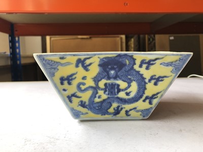 Lot 429 - A CHINESE BLUE AND WHITE SQUARE-SECTION 'DRAGON' BOWL.
