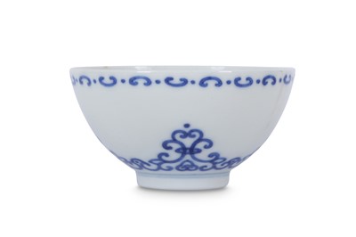 Lot 634 - A CHINESE BLUE AND WHITE CUP.