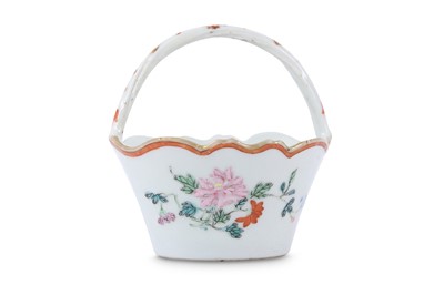 Lot 266 - A CHINESE FAMILLE ROSE MINIATURE BASKET.