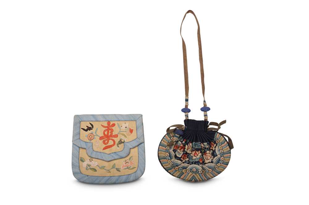 Lot 372 - A CHINESE EMBROIDERED SNUFF BOTTLE POUCH.