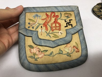 Lot 372 - A CHINESE EMBROIDERED SNUFF BOTTLE POUCH.