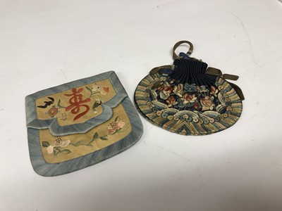 Lot 372 - A CHINESE EMBROIDERED SNUFF BOTTLE POUCH.