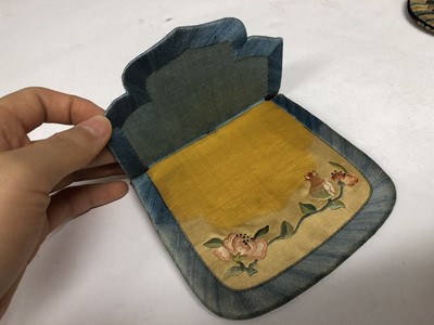 Lot 372 - A CHINESE EMBROIDERED SNUFF BOTTLE POUCH.