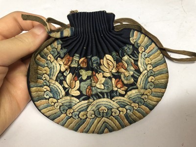 Lot 372 - A CHINESE EMBROIDERED SNUFF BOTTLE POUCH.